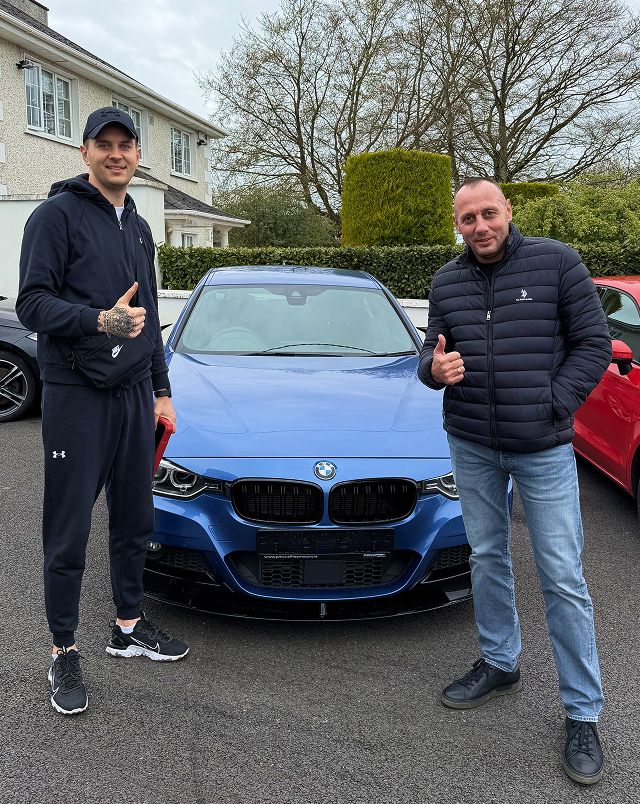 MNTVLSAUTO inspector with a happy customer next to an inspected car